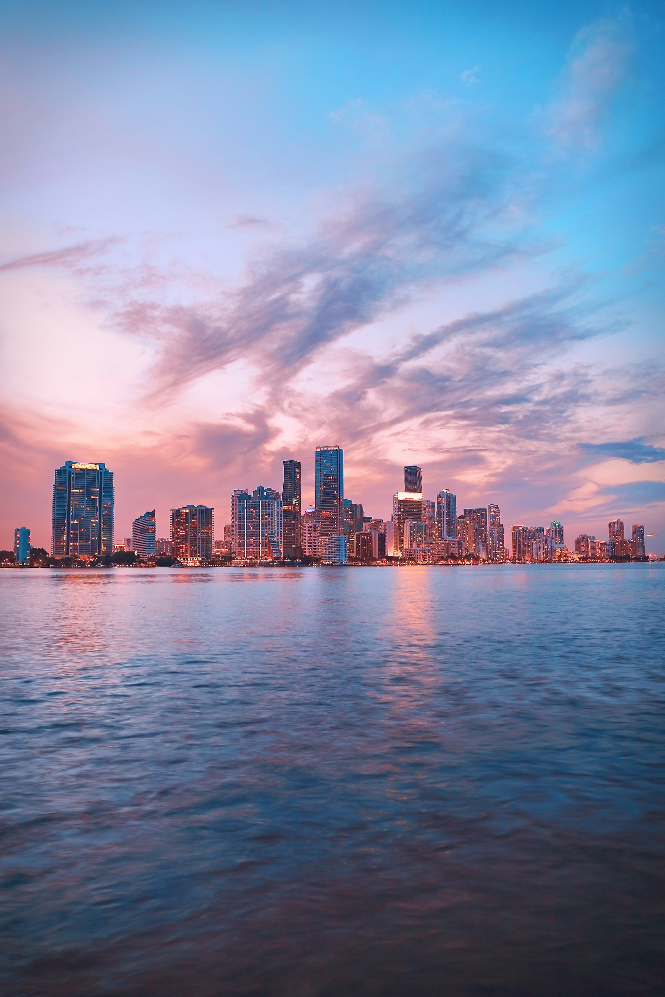 Skyline de Miami frente al agua